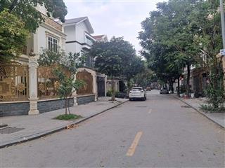 Bán biệt thự dịch vọng hậu, lô góc 2 mặt đường, 250m2 có hầm, khu quan chức cư ngụ