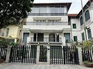 Bán biệt thự đẹp kđt dịch vọng, cạnh công viên cầu giấy, 130m2 nhà đẹp ở luôn chỉ 5x tỷ
