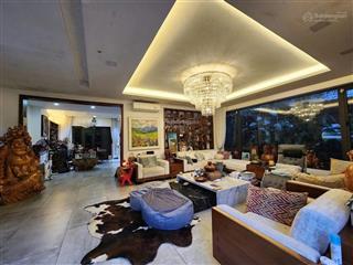 Bán biệt thự lô góc 2 mặt phố kđt dịch vọng, 210m2 có hầm, thang máy, giá nhỉnh 140 tỷ