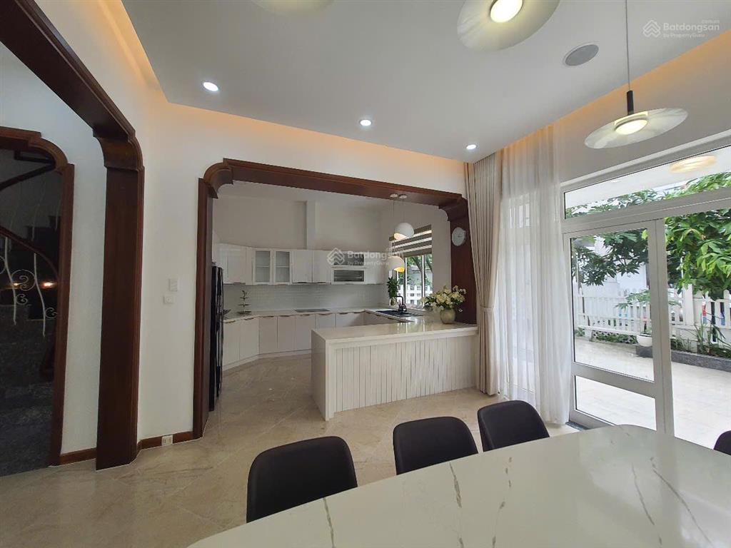 Cho thuê biệt thự đơn lập khu compound nam phú q7, dt đất 300m2 nhà rất đẹp, giá chỉ 85tr/tháng
