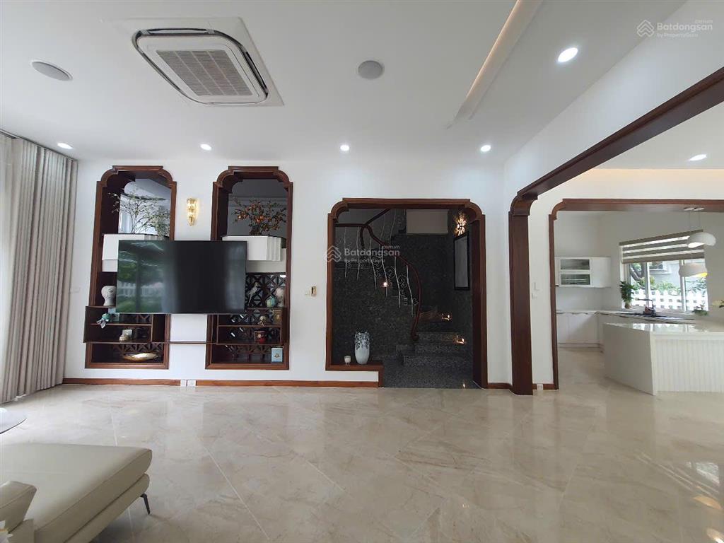 Cho thuê biệt thự đơn lập khu compound nam phú q7, dt đất 300m2 nhà rất đẹp, giá chỉ 85tr/tháng