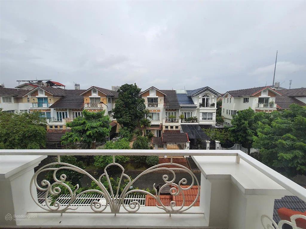 Cho thuê biệt thự đơn lập khu compound nam phú q7, dt đất 300m2 nhà rất đẹp, giá chỉ 85tr/tháng