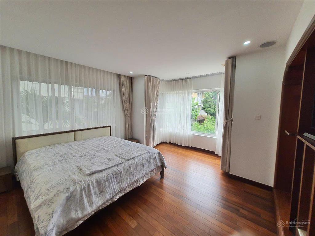 Cho thuê biệt thự đơn lập khu compound nam phú q7, dt đất 300m2 nhà rất đẹp, giá chỉ 85tr/tháng