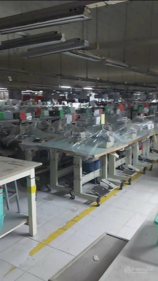 Nhà xưởng trong kcn sóng thần tổng 1ha có 5000m2 xưởng, 2000m2 là vp và canteen, đất trả 1 lần