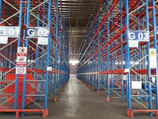 Hạ giá kho đạt chuẩn ql 13 có nhiều dock và cửa  điểm thấp nhất 10.7m cao 15m, có cho thuê lẻ