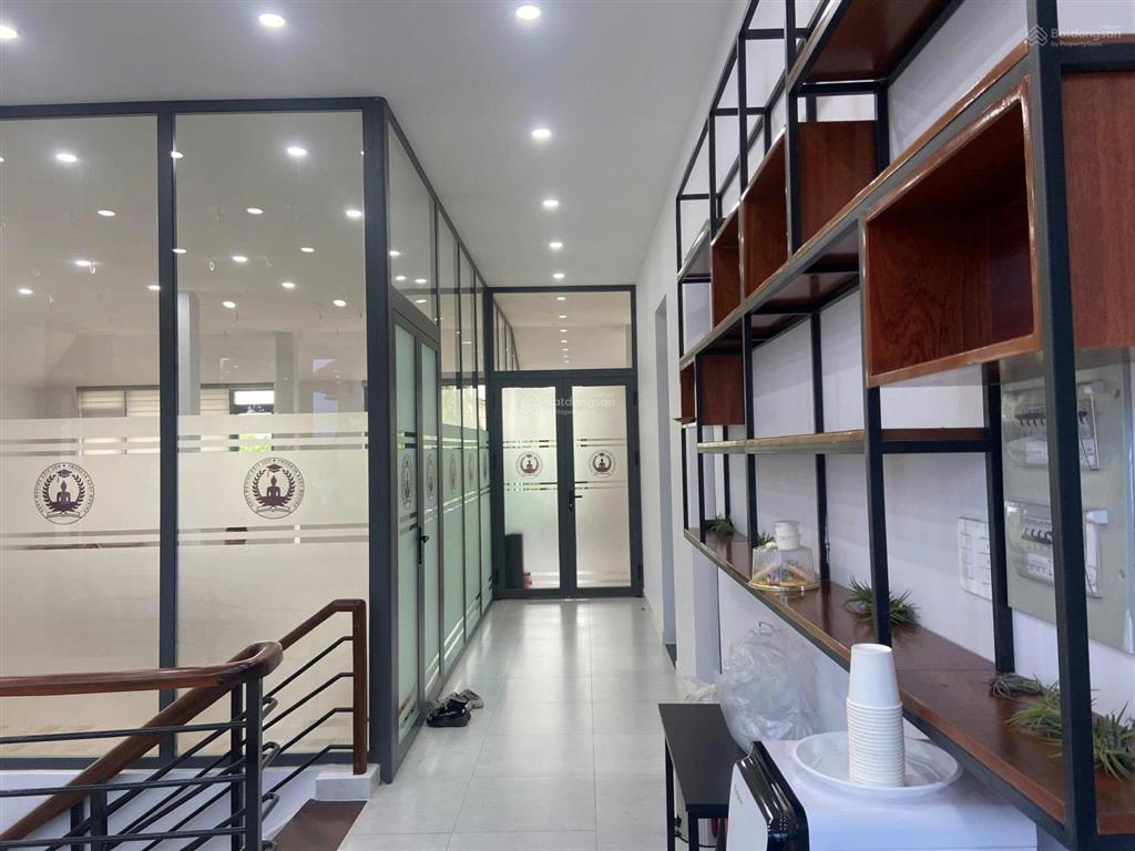 Giảm 30 tỷ bán nhà mt nguyễn văn hưởng q2  dt 250m  kc 4 tầng  hđt 6000đô  giá 70 tỷ