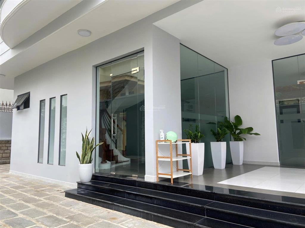 Giảm 30 tỷ bán nhà mt nguyễn văn hưởng q2  dt 250m  kc 4 tầng  hđt 6000đô  giá 70 tỷ