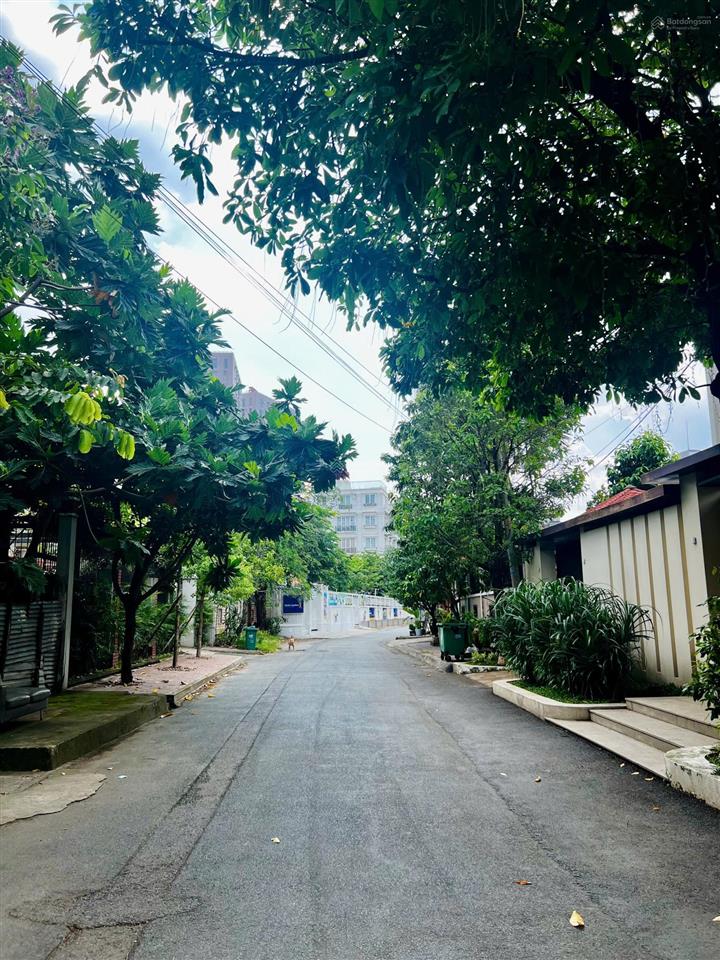 Chính chủ định cư bán đất thảo điền q2 dt 20*40m xd 6 tầng giá 70 tỷ