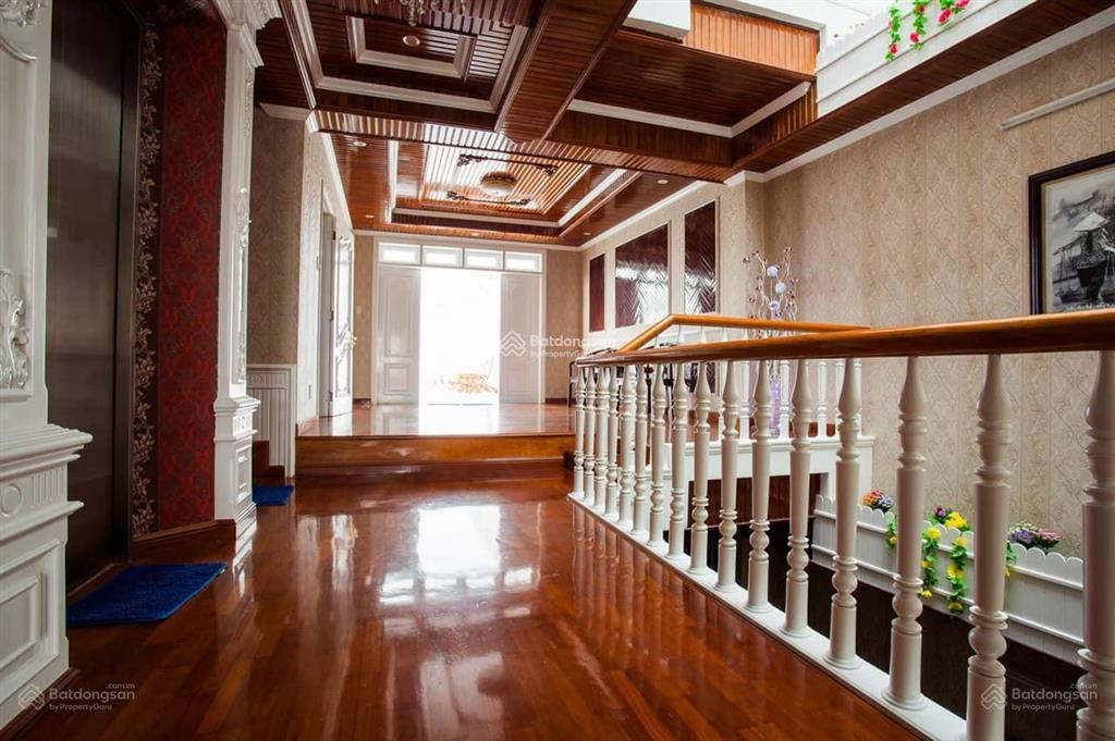 Nợ bank  bán gấp nhà siêu khan hiếm mặt tiền đường 3/ 2  q 10, 4.2x20m, 3 tầng giá bán 20 tỷ