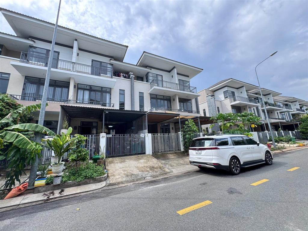 Bán nhà phố ven sông lavila nhà bè 5,5*17,6m giá 12,3 tỷ, sổ hồng cầm tay