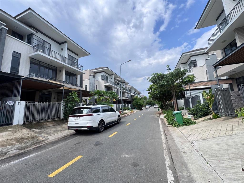 Bán nhà phố ven sông lavila nhà bè 5,5*17,6m giá 12,3 tỷ, sổ hồng cầm tay