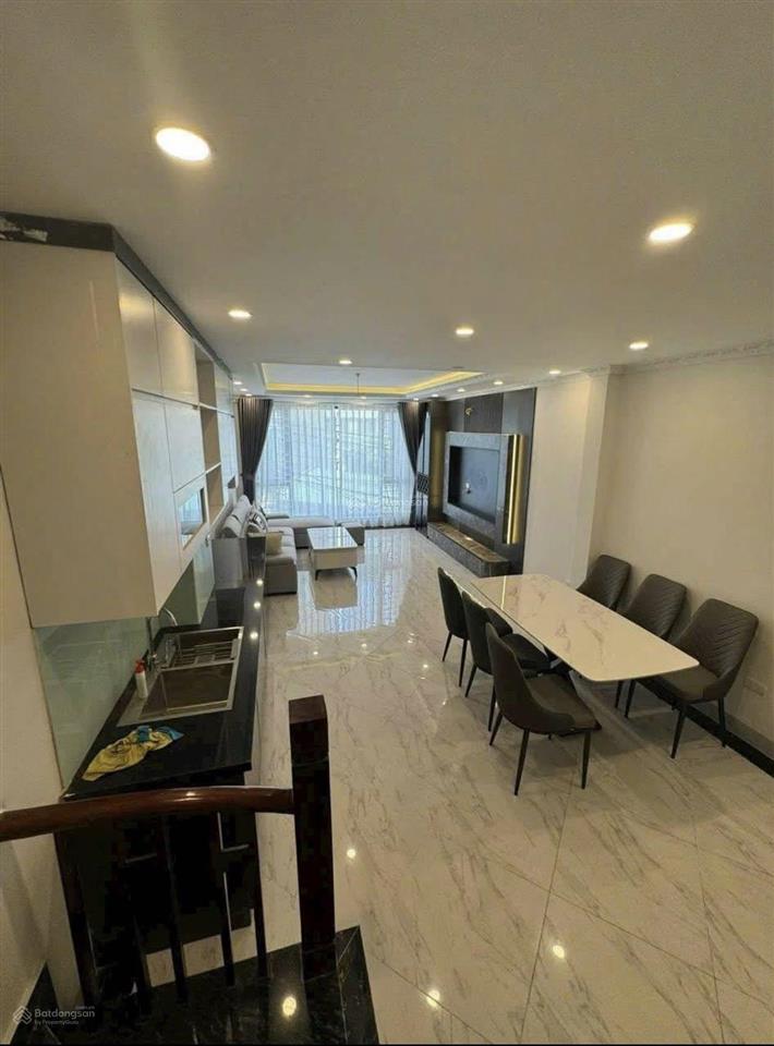 Bán nhà thạch bàn, long biên ở luôn 45m  6 tầng thang máy  gara ô tô 7 chỗ vào đi thông  11,8 tỷ