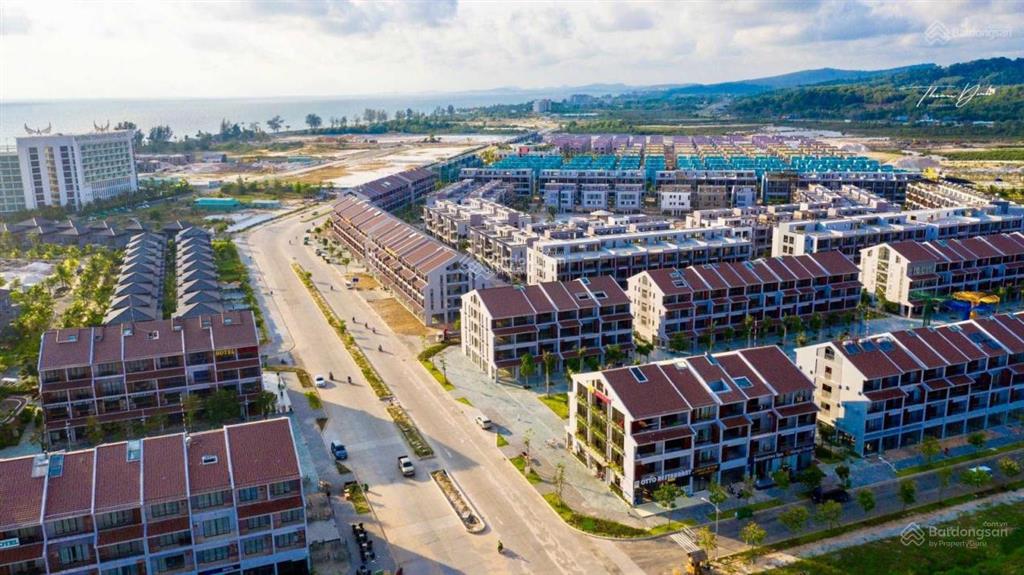 Cần bán nhanh nhà phố thương mại trục đường tỷ đô 36m bãi trường phú quốc.  0939 439 ***