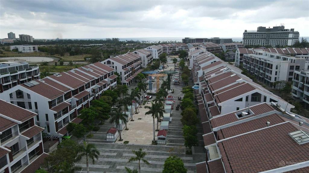 Cần bán nhanh nhà phố thương mại trục đường tỷ đô 36m bãi trường phú quốc.  0939 439 ***