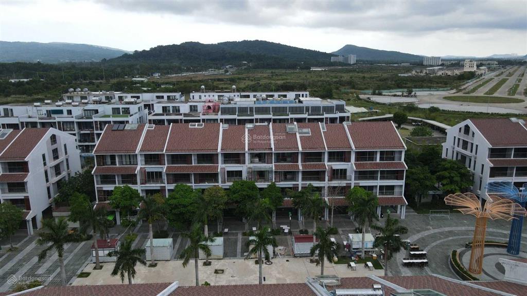 Cần bán nhanh nhà phố thương mại trục đường tỷ đô 36m bãi trường phú quốc.  0939 439 ***