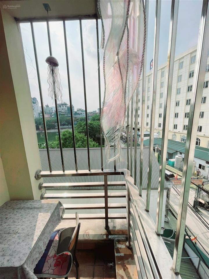 Tôi cho thuê phòng nhà số 3, hồ hố mẻ 35m2 gần hoàng văn thái,vskk ban công view hồ 3 tr 0934 406 ***