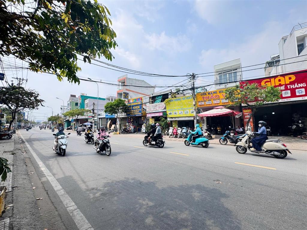 Bán nhà kha vạn cân  gần chợ thủ đức  60m2 (5.5 x 10)  hẻm xe hơi  sát mặt tiền