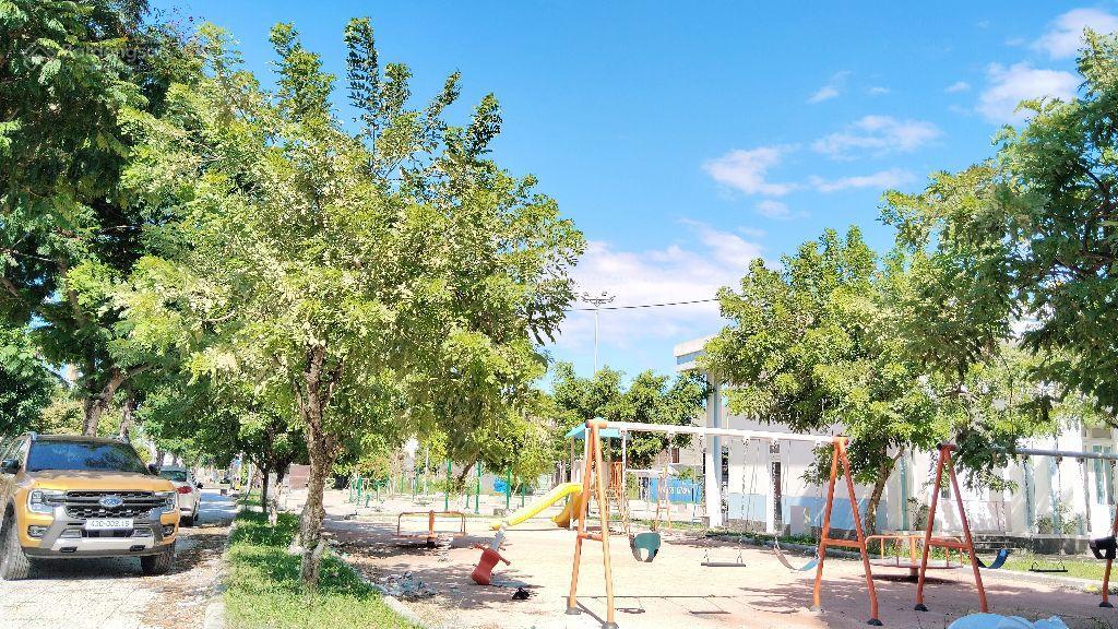 Bán dãy trọ 23 phòng mt đường 7,5m lê trung đình, dt đất 250m, ngang 10m, ngay khu đô thị fpt city