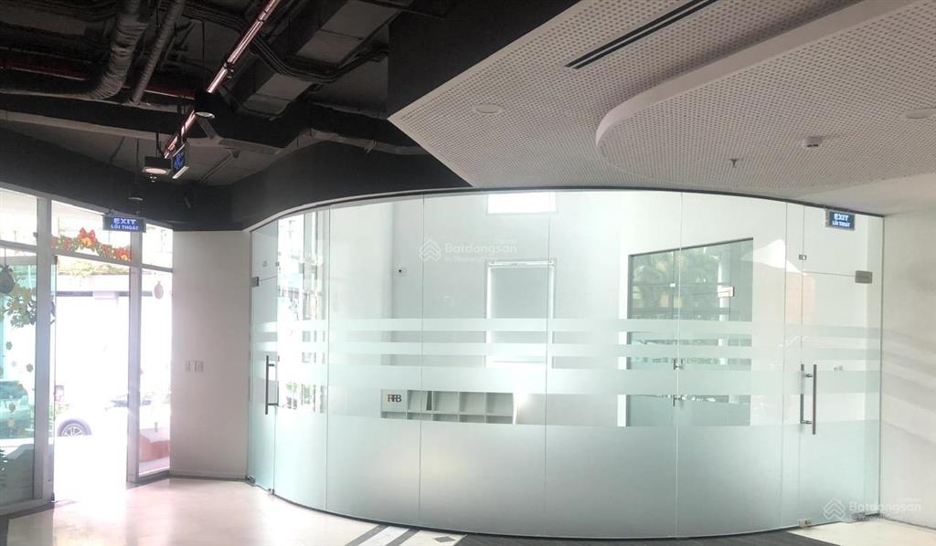 Mặt bằng trần cao tại tầng trệt tòa nhà. phù hợp làm showroom, vp làm việc, quán cafe