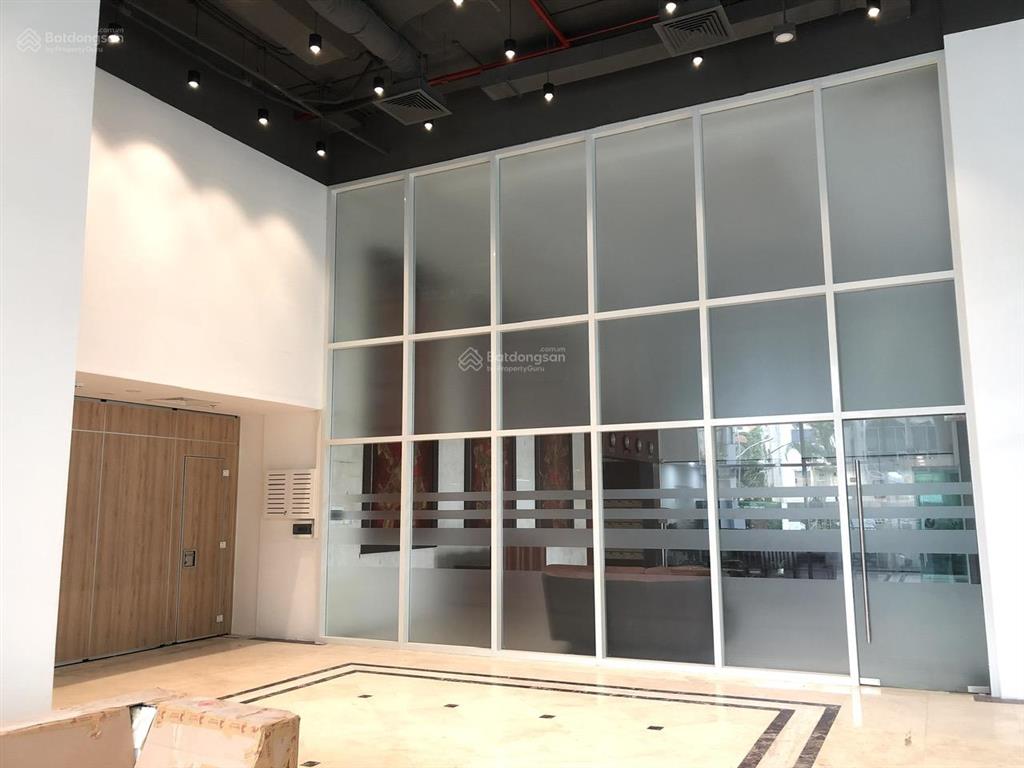 Mặt bằng trần cao tại tầng trệt tòa nhà. phù hợp làm showroom, vp làm việc, quán cafe