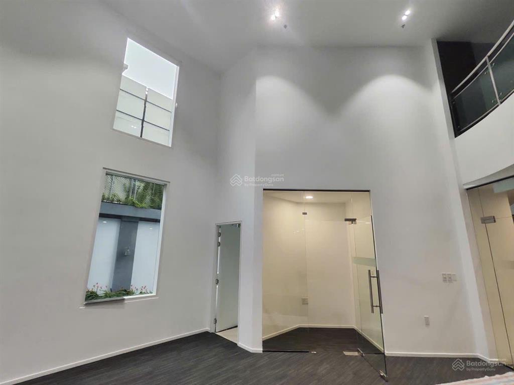 Mặt bằng trần cao tại tầng trệt tòa nhà. phù hợp làm showroom, vp làm việc, quán cafe