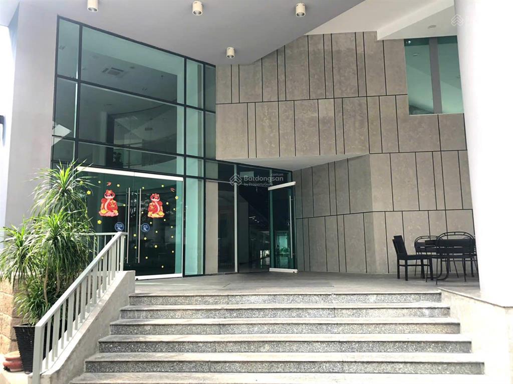 Mặt bằng trần cao tại tầng trệt tòa nhà. phù hợp làm showroom, vp làm việc, quán cafe