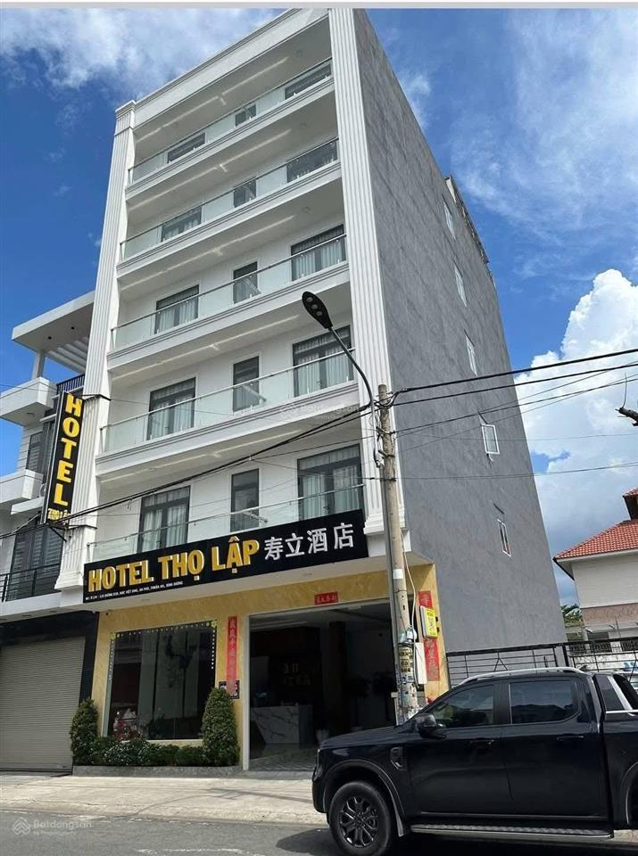 Cần bán khách sạn nằm trục đường d20 kdc vietsing dt 180m2 gồm 30 phòng