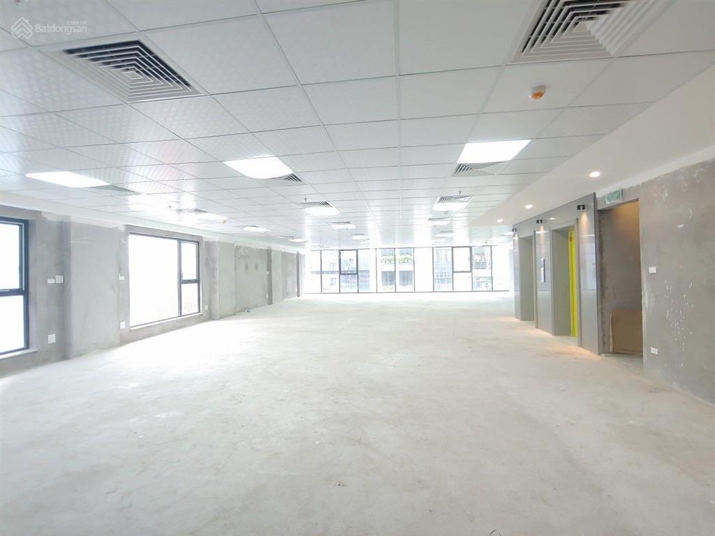 Cho thuê văn phòng phố nguyễn văn huyên, cầu giấy 600m2. giá 120 nghìn/m2/tháng