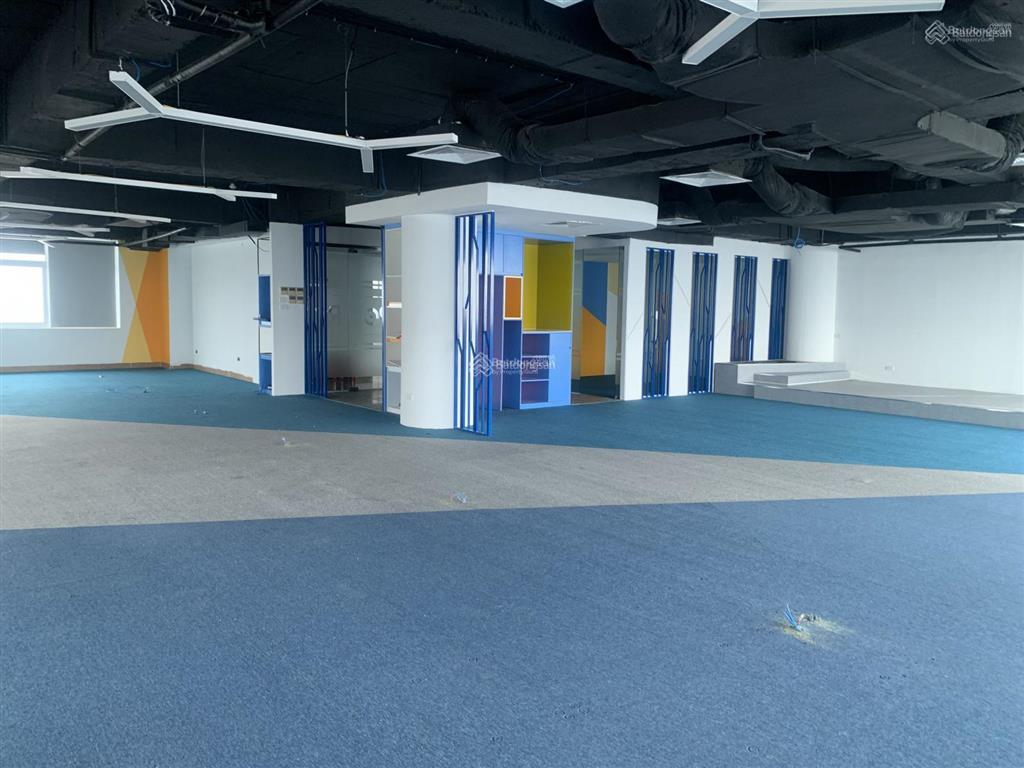Cho thuê văn phòng quận cầu giấy, phố hoàng quốc việt. dt 140m2