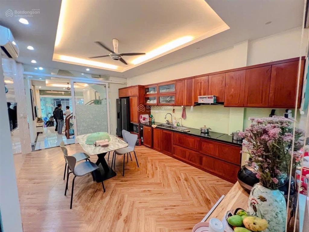 Bán nhà quan hoa, cầu giấy  5 tầng 50m2  giá 12.95 tỷ  cách mặt phố 50m