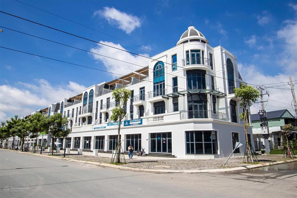 Bán shophouse 4pn, 4wc, 110m2 tại đường 3/2, đức hòa, long an, giá cực chất