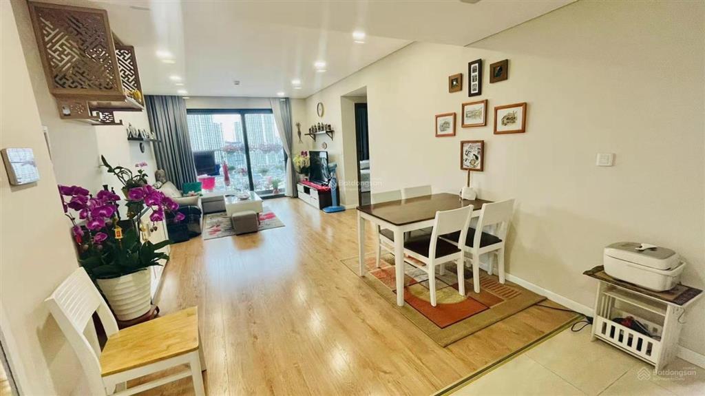 Căn hộ 2 phòng ngủ tầng đẹp, hướng mát, đồ cơ bản cần bán gấp tại rivera park giá tốt vào việc