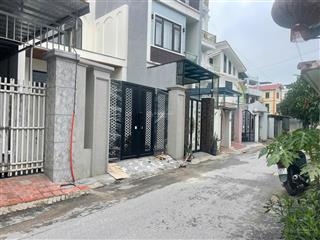 Ngõ trạm long biên, đường xe máy tránh nhau, ngõ sạch sẽ bán mảnh đất 44m2. giá x tỷ