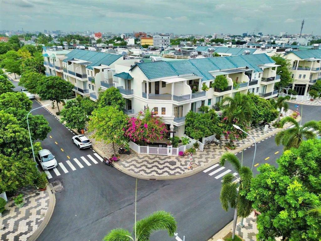 Bán gấp căn góc 2 mặt tiền nhà phố senturia khu dân cư cao cấp