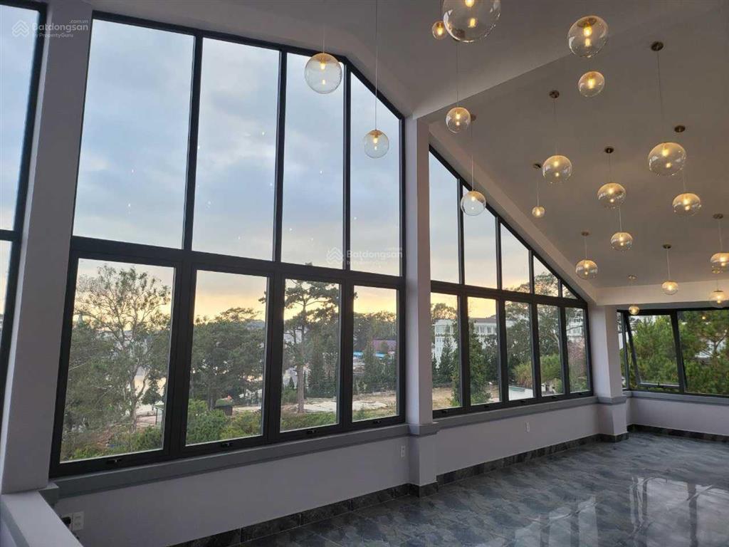 Bán khách sạn 2 mặt tiền bùi thị xuân, view hồ xuân hương và sân golf đồi cù, 13 phòng, 35 tỷ