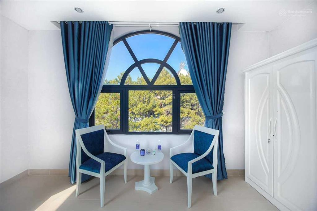 Bán khách sạn 2 mặt tiền bùi thị xuân, view hồ xuân hương và sân golf đồi cù, 13 phòng, 35 tỷ