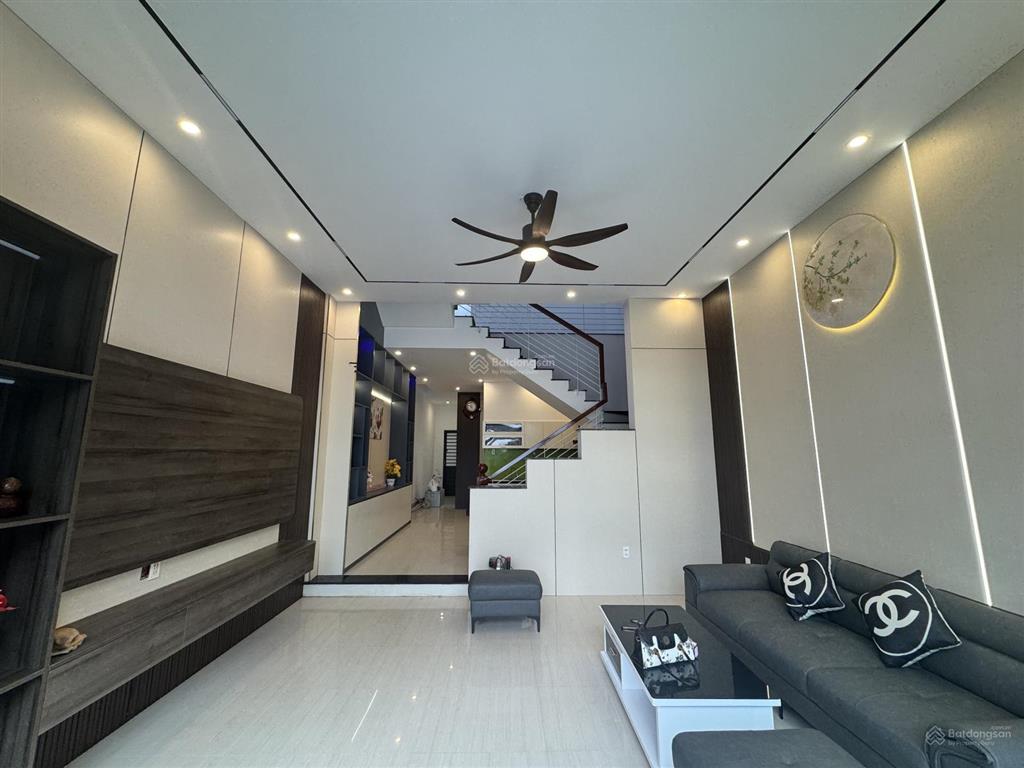 Nhà 3 tầng đường 10m5 văn tiến dũng  đối diện công viên