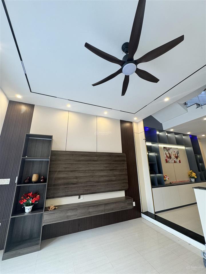 Nhà 3 tầng đường 10m5 văn tiến dũng  đối diện công viên