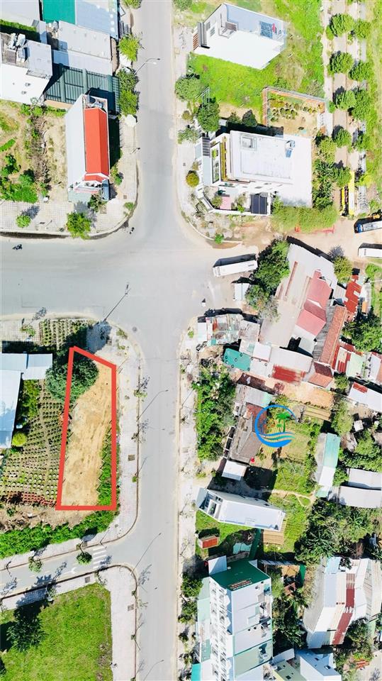 Mặt tiền lê thánh tôn ngay ngã tư vị trí siêu đẹp 8,3m mặt tiền 2 lô liền kề khá đẹp giá tốt