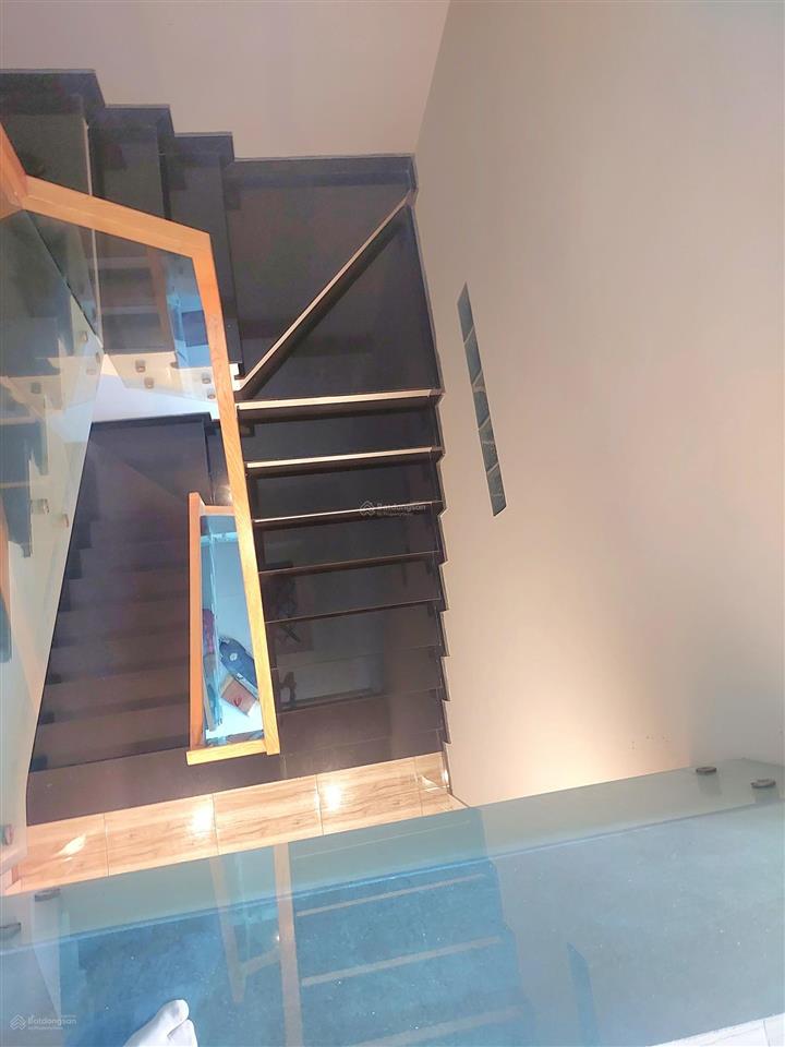 Cần chuyển nơi ở nên bán nhà mới đẹp dtsd 179m2 ,nhà xây chắc chắn để ở rất tiện nghi