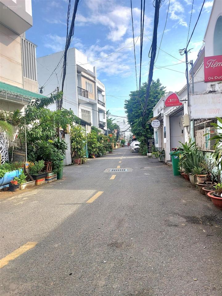 Cần chuyển nơi ở nên bán nhà mới đẹp dtsd 179m2 ,nhà xây chắc chắn để ở rất tiện nghi