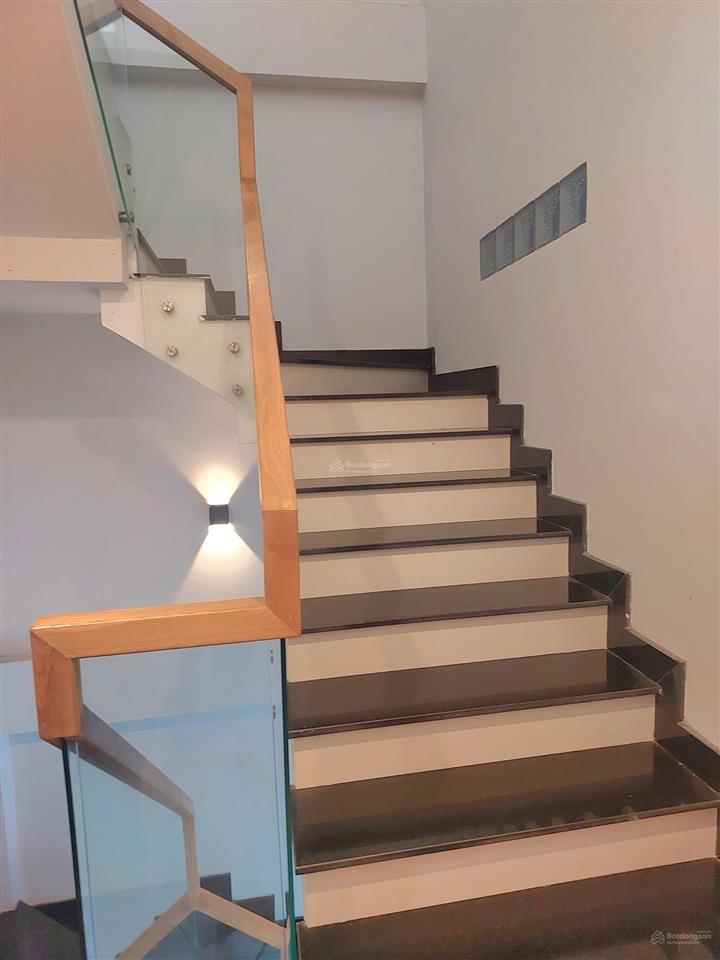 Cần chuyển nơi ở nên bán nhà mới đẹp dtsd 179m2 ,nhà xây chắc chắn để ở rất tiện nghi