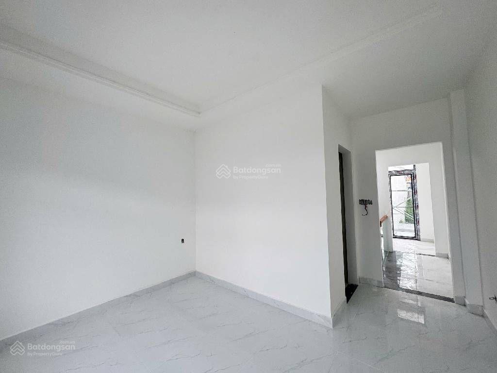 Bán gấp nhà 3 tầng đẹp, xách valy vào ở liền, dtsd165m,cách đường oto 15m nhỉnh 5ty