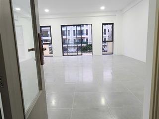 Văn phòng kdt vạn phúc city 60m2 giá 10tr có hầm để xe, thang máy, máy lạnh