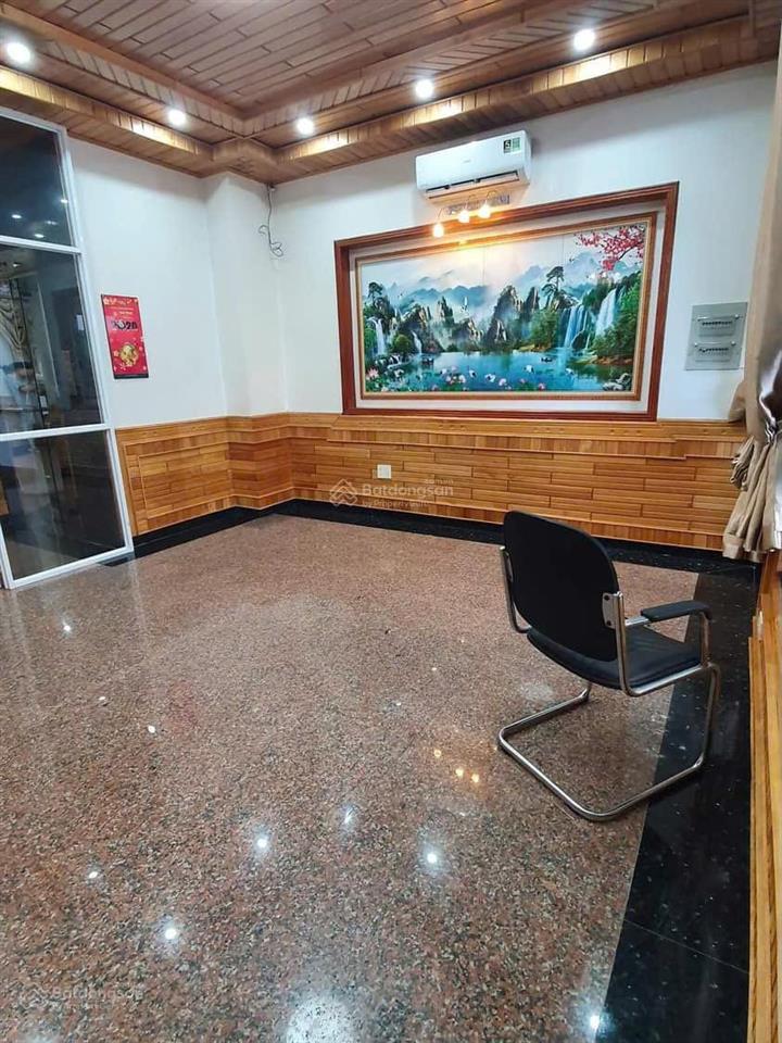 Cho thuê tầng trệt văn phòng 100m2 gía 10tr có thang máy