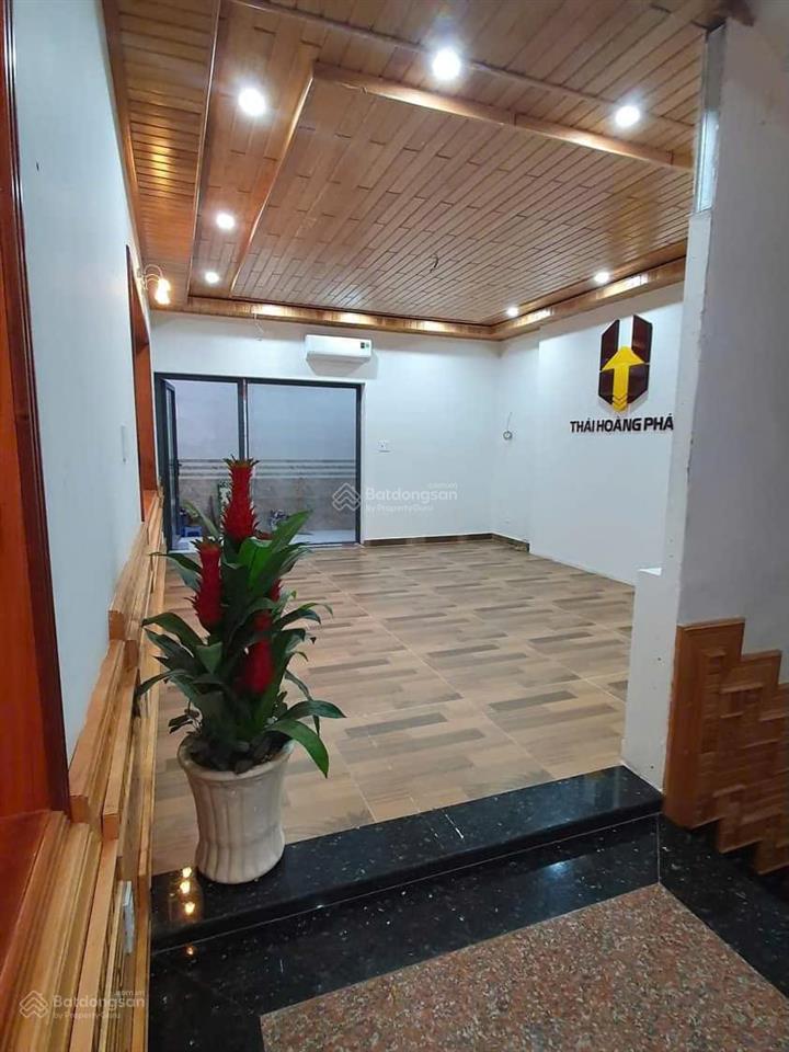 Cho thuê tầng trệt văn phòng 100m2 gía 10tr có thang máy