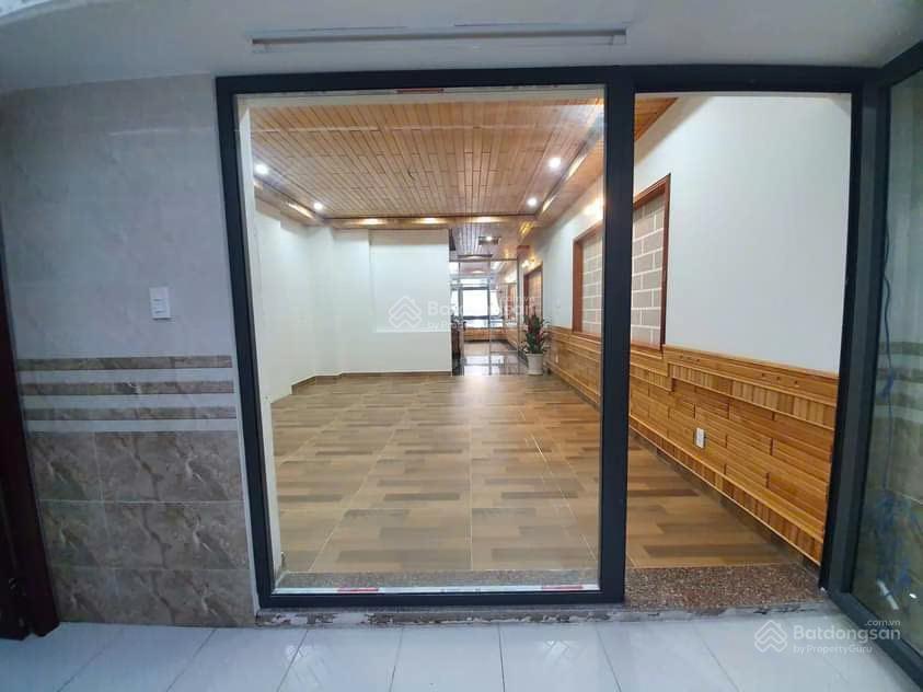 Cho thuê tầng trệt văn phòng 100m2 gía 10tr có thang máy