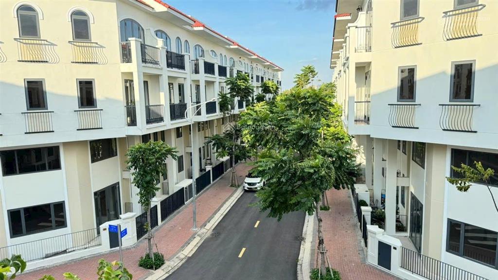 Nhà phố sân vườn full nt, senturia nam sài gòn, hướng nam thoáng mát, sổ hồng sẵn, xách vali vào ở