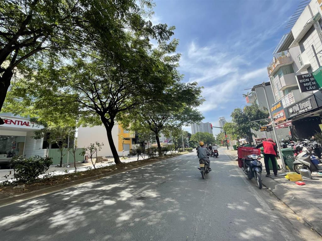 Bán nền đất mặt tiền đường hoàng quốc việt kdc phú mỹvph, 6x22m2, giá 170tr/m2  0918 278 ***