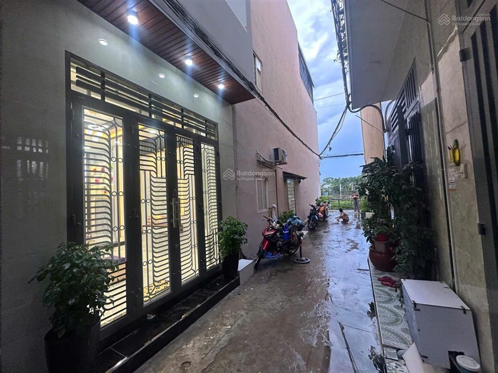 Bán nhà sổ hồng riêng 1 trệt 2 lầu 4 pn ,3 tollet hẻm thánh thất tân kim long an